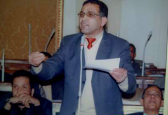 عاشور يتهم الحكومة بخداع الشعب واستنزاف أمواله