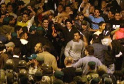 سقوط قتيل من أنصار حزب الله وسط تصاعد لوتيرة الاحتجاجات ووساطة عربية