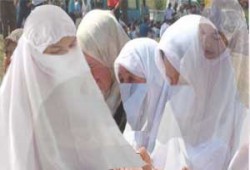 استطلاع رأي يكشف أنَّ غالبيةَ البريطانيين يرفضون حظر النقاب