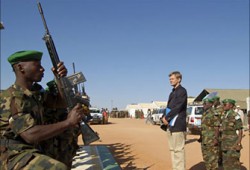 قمة أفريقية مصغرة في ليبيا حول دارفور وتهديدات أمريكية للسودان