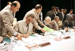 القذافي يتهم الغرب بالتدخل في دارفور سعيًا وراء النفط وتفاقم الأزمة الإنسانية بالإقليم