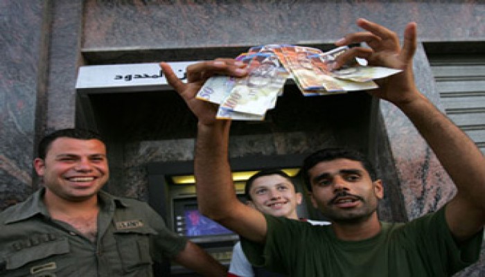 شهادة ممرض فلسطيني يرفض الراتب