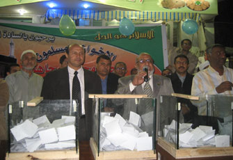 نواب الإخوان يواصلون إجراء قرعة الحج في مختلف محافظات مصر