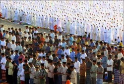 ملايين المسلمين يحتفلون بعيد الفطر المبارك وسط واقع حزين