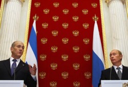 إيران تحذر الغرب من العقوبات والهزيمة وأولمرت يستمر في تحريض الروس