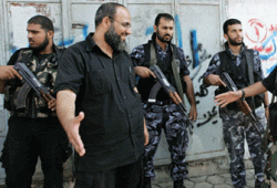 مسلحون يغتالون أحد قياديي حماس والصهاينة يدعمون تحركات عناصر فتح