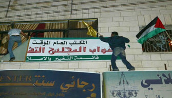 الداخلية الفلسطينية تسحب القوة التنفيذية وعباس يتعهد بمحاسبة المتورطين