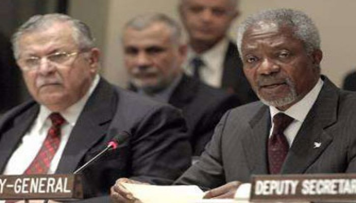 عنان وأطراف إقليمية يحذرون من حرب أهلية بالعراق وخلافات حول "الفيدرالية"