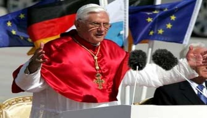 انتقادات رسمية وشعبية لإساءات بابا الفاتيكان ومستشارة ألمانيا تدافع عنه!!