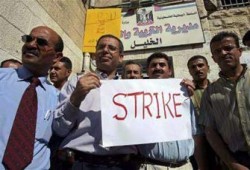 الطالبات يحتججن على إضراب المعلمين في قطاع غزة