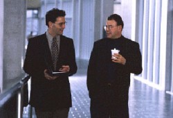 زملاء العمل.. هل يحفظون الأسرار؟