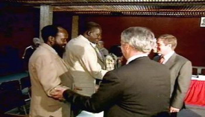 مطالب بعقوبات على قادة سودانيين وحكم بحبس مبعوث دولي