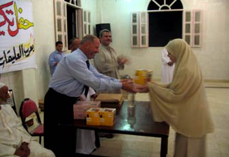 عليوة يُكرِّم المتفوقين من أبناء قرية (عرب العليقات) بدائرته