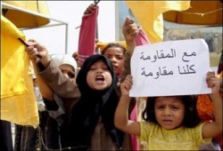 أطفال غزة يتظاهرون لنصرة أطفال لبنان ويطالبون بوقف الاعتداءات الصهيونية