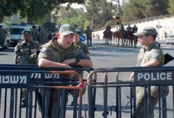 الشرطة الصهيونية تحكم إغلاقها للقدس وتمنع الصلاة بالأقصى
