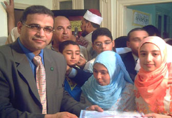 عاشور يُكرِّم طلاب الثانوية المتفوفين بدائرته