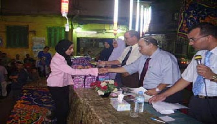 حمدي حسن يكرم المتفوقين ويطالب بخط سيرفيس لنجع العرب