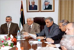 الحوار الفلسطيني يقترب من الاتفاق على حكومةٍ وطنيةٍ وإلغاء الاستفتاء