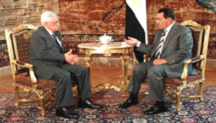 تحركات عربية لتخفيف الأزمة الفلسطينية باستقالة الحكومة وإلغاء الاستفتاء