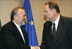 سولانا في طهران وأجزاء طائرات مكافأة لإيران مقابل وقف التخصيب