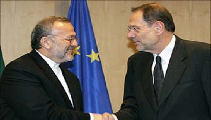 سولانا في طهران وأجزاء طائرات مكافأة لإيران مقابل وقف التخصيب