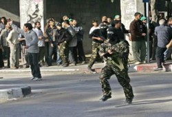 حماس تطالب بتعديل المبادرة العربية وجرح 3 في اشتباكات بغزة