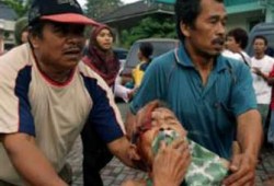 آلاف القتلى والجرحى في زلزال مدمر بإندونيسيا