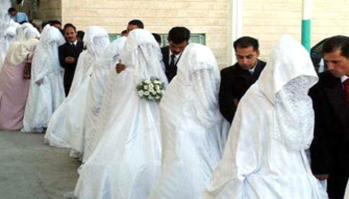 جلوس الخاطب مع خطيبته في وجود أمها