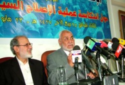 عاكف يطالب النظام بالحوار مع الشعب أسوة بحواره مع الصهاينة