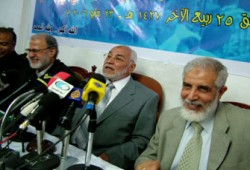 عاكف يؤكد استمرار الإخوان في مسيرة الإصلاح رغم القمع