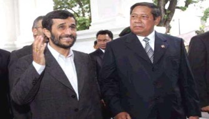 نجاد في إندونيسيا ولندن وواشنطن تستبعدان الخيار العسكري