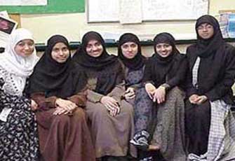 ابنة عمتي مراهقة وتحب الرجال.. كيف أعالجها؟!