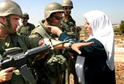 الصهاينة يطالبون بنزع ملابس شقيقات الأسرى قبل رؤيتهم