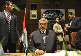 الحكومة الفلسطينية تستنكر اقتحام عناصر من فتح مقر الوزارة برام الله