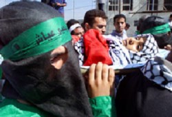 استشهاد فلسطينيين في غزة وجهود عربية لإنهاء الأزمة المالية