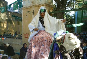 طقوس غريبة في الاحتفال بالمولد النبوي الشريف بالمنيا