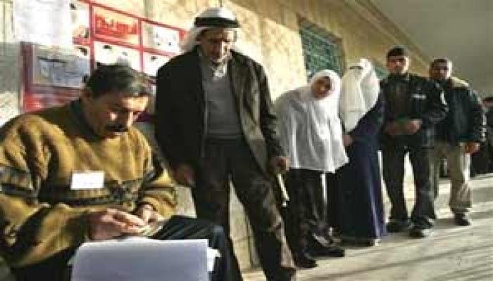 الديمقراطية بين الزيف العربي والوهم الأمريكي