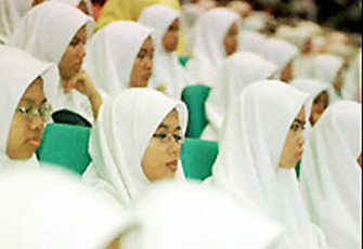 "إخوان أون لاين" يحاور رئيسة المجلس العالمي للعالمات المسلمات بأندونيسيا