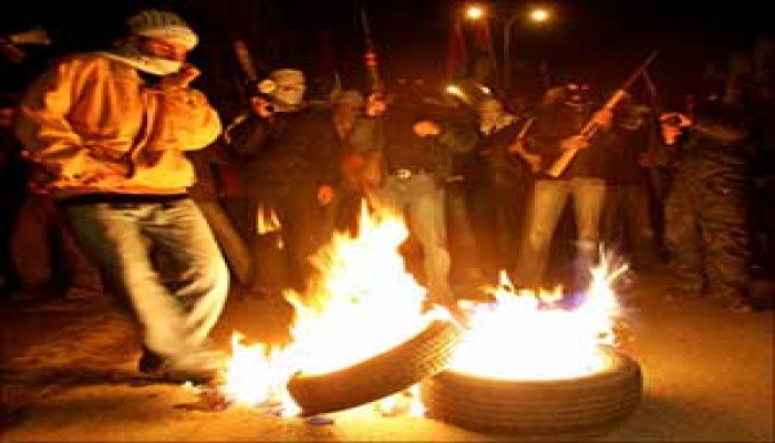 مسلحون من فتح يتحدون حظر مظاهر التسلح بالأراضي الفلسطينية