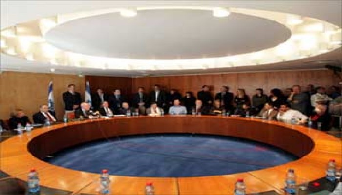 (كاديما) يتقدَّم في الانتخابات الصهيونية وأولمرت يتعهَّد بترسيم الحدود