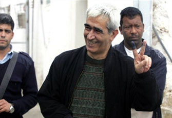 استمرار الاجتياح الصهيوني لسجن أريحا وسعدات يرفض الاستسلام