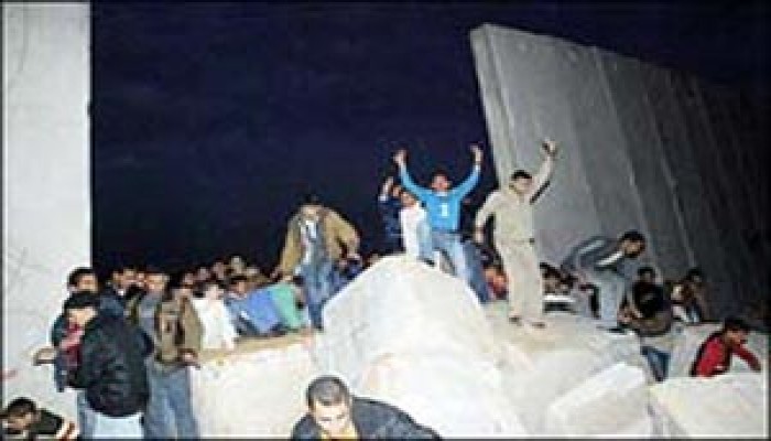 الجيش الشعبي يغلق الميدان الرئيسي برفح الفلسطينية