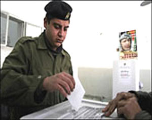 السلطة تعتقل رجال الأمن الذين صوَّتوا لحماس