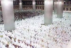 المسلمون يؤدون صلاة العيد وسط دعوات بنصرة الإسلام