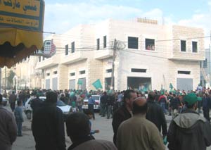 مجموعة لفتح تعتدي على مسيرة لحماس