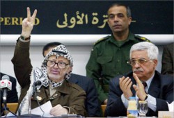 ضغوط دولية لإثناء "عرفات" عن قبول استقالة "عباس"