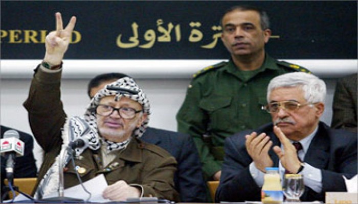 ضغوط دولية لإثناء "عرفات" عن قبول استقالة "عباس"
