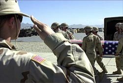 مقتل جندي أمريكي وقائد عسكري يتهم "بوش" بالخطأ