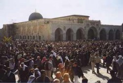 اشتباكات في المسجد الأقصى بين المصلين والقوات الصهيوينة