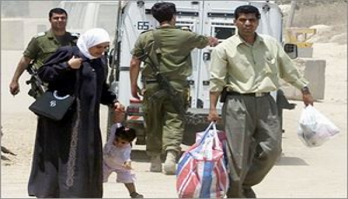 "عرفات" يقلل من أهمية الانسحابات الصهيونية